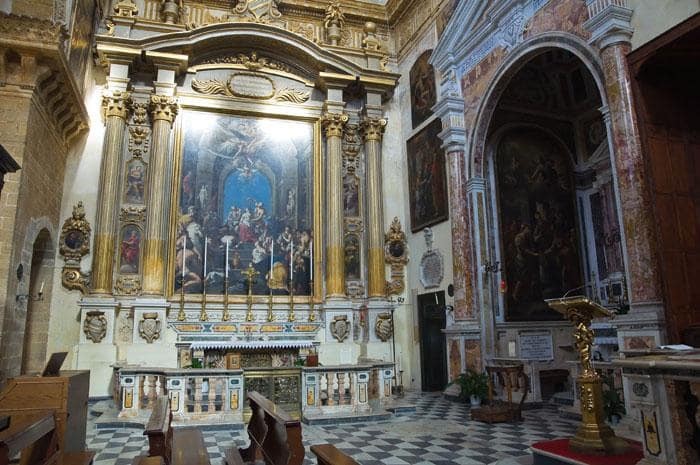 interni della cattedrale di gallipoli